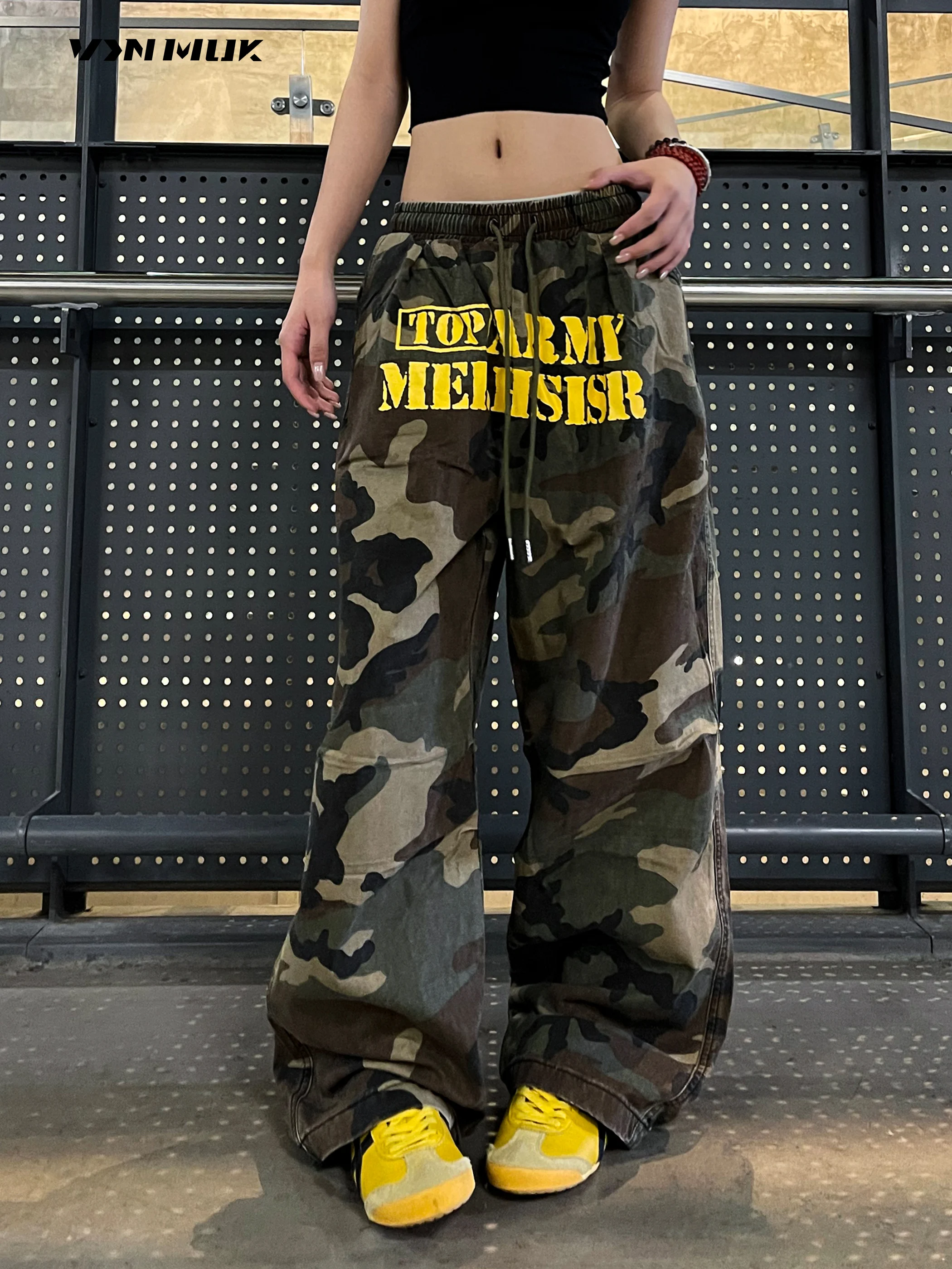 American Streetwear Camouflage Pants Loose Fit Wide Leg Casual Trousers for Men And Women with Elastic Waist And Pleated Design
American Streetwear Camouflage Pants Loose Fit Wide Leg Casual Trousers for Men And Women with Elastic Waist And Pleated Design