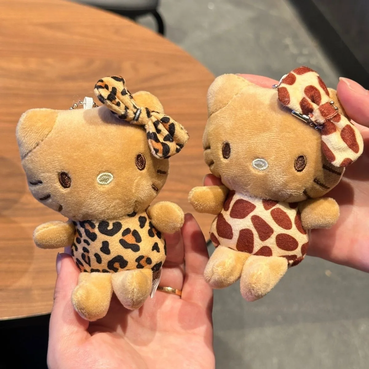 Sanrio Hello Kitty Leopard Giraffe Print Plush Keychain Cute Stuffed Doll Bag Pendant Kawaii Girls Gift
Sanrio Hello Kitty Leopard Giraffe Print Plush Keychain Cute Stuffed Doll Bag Pendant Kawaii Girls Gift
