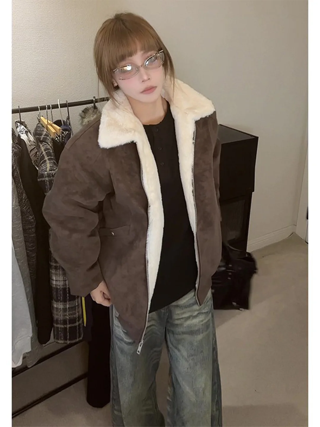 Тепла и стиль: Мужская куртка из искусственной кожи с хлопковой подкладкой и большим меховым воротником для зимы, молодежная модная повседневная одежда с длинными рукавами на молнии.
Тепла и стиль: Мужская куртка из искусственной кожи с хлопковой подкладкой и большим меховым воротником для зимы, молодежная модная повседневная одежда с длинными рукавами на молнии.