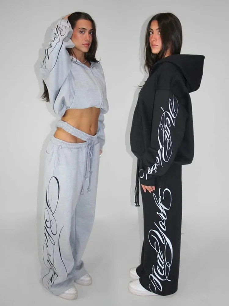 Серый комплект из двух предметов для женщин: худи оверсайз с принтом и вырезами + широкие брюки в стиле Y2K, уличная мода
Серый комплект из двух предметов для женщин: худи оверсайз с принтом и вырезами + широкие брюки в стиле Y2K, уличная мода