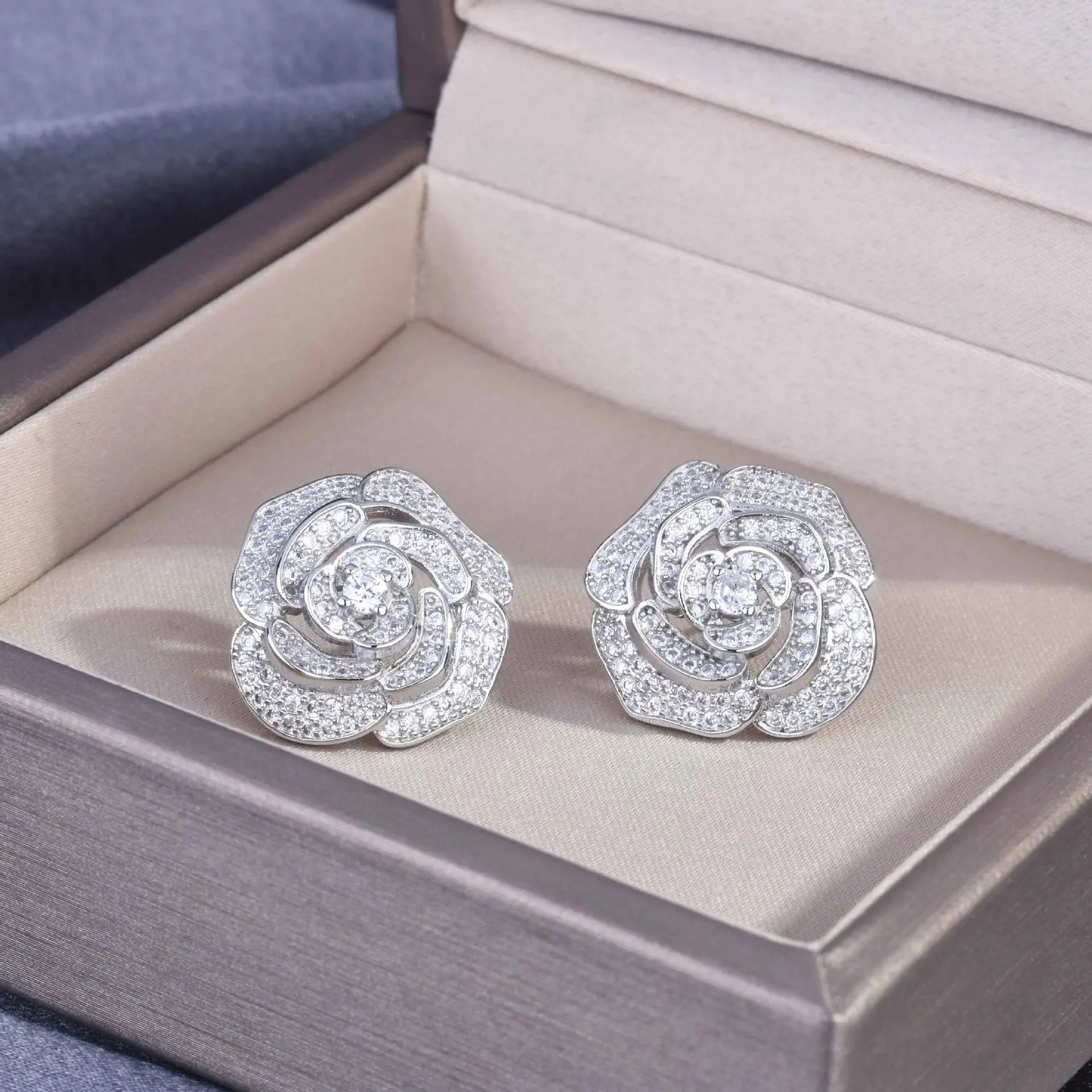High quality classic fashion rose stud earrings, high carbonite anniversary women's jewelry set, factory direct
High quality classic fashion rose stud earrings, high carbonite anniversary women's jewelry set, factory direct