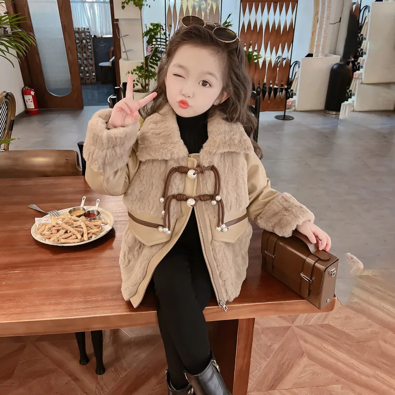 Girls Pearl Button Fur Thick Coat 2025 Autumn Winter New Fashionable Baby Girl Plush Windbreaker Children Top
Girls Pearl Button Fur Thick Coat 2025 Autumn Winter New Fashionable Baby Girl Plush Windbreaker Children Top