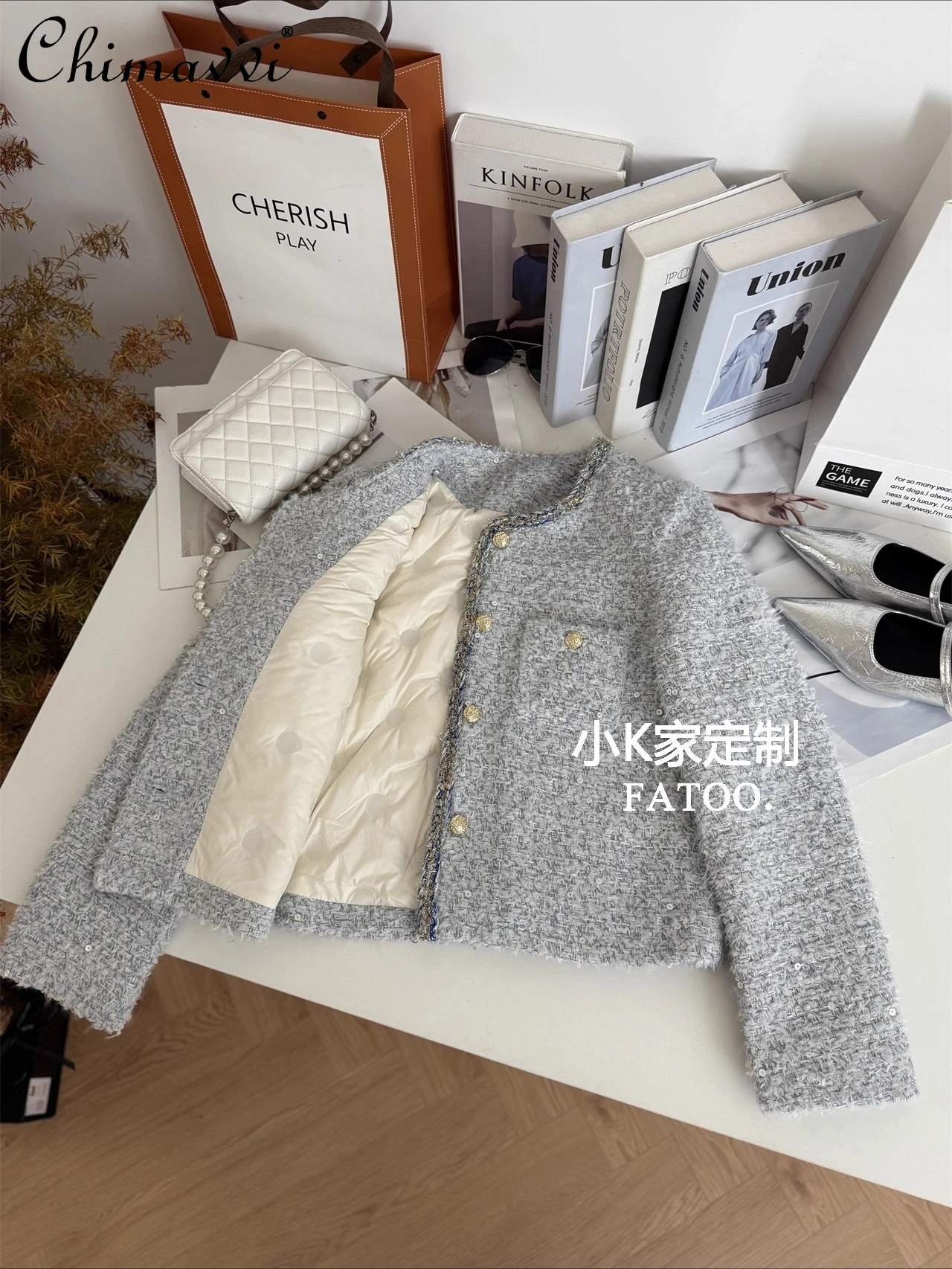 Женское серо-синее твидовое пальто во французском стиле, зима 2029, новая мода с длинным рукавом, светская элитная короткая куртка с подкладкой на пуху, топ
Женское серо-синее твидовое пальто во французском стиле, зима 2029, новая мода с длинным рукавом, светская элитная короткая куртка с подкладкой на пуху, топ