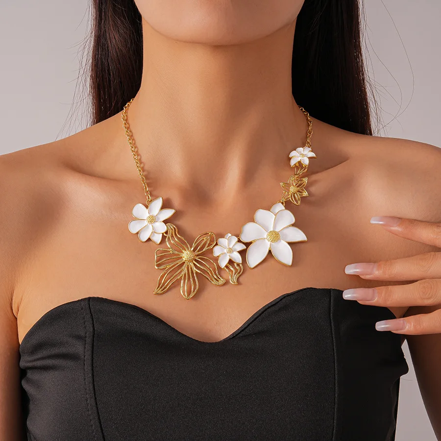 Exaggerated Large White Camellia Flower Necklaces Retro Palace Style Oil Drop Choker Necklace Ladies Fashion Party Jewelry
Exaggerated Large White Camellia Flower Necklaces Retro Palace Style Oil Drop Choker Necklace Ladies Fashion Party Jewelry