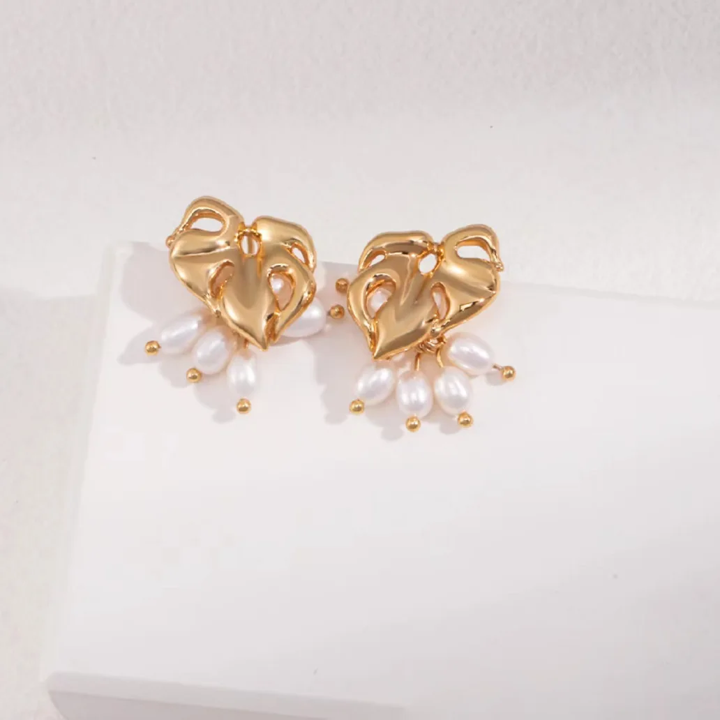 Fashion style pearl female simple temperament leaf shape design elegant stud earrings
Fashion style pearl female simple temperament leaf shape design elegant stud earrings