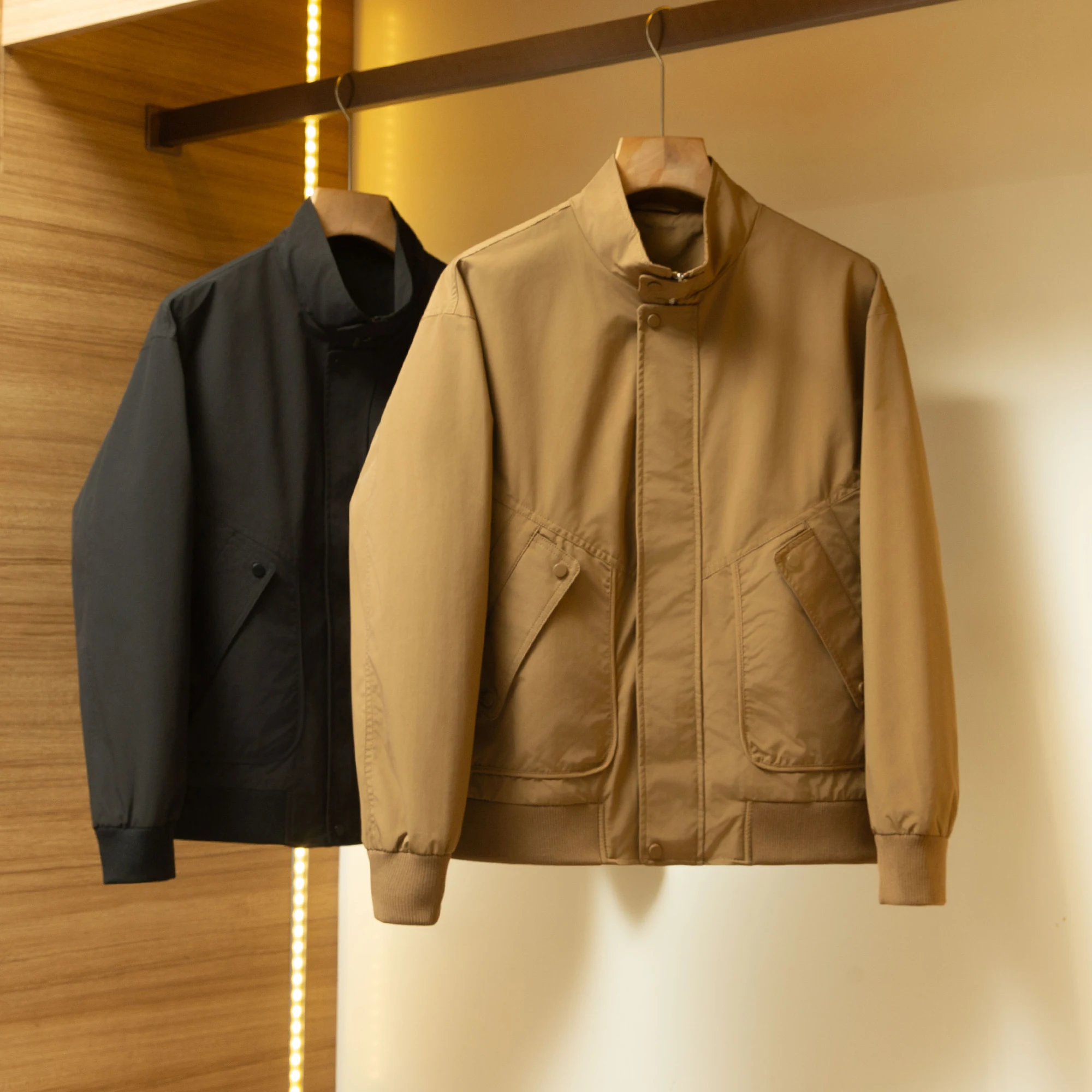 Мужская повседневная куртка-пальто из ткани с эффектом памяти, устойчивой к морщинам, с воротником-стойкой, осенняя, для деловых поездок, приталенный крой, длинный рукав, полиэстер
Мужская повседневная куртка-пальто из ткани с эффектом памяти, устойчивой к морщинам, с воротником-стойкой, осенняя, для деловых поездок, приталенный крой, длинный рукав, полиэстер