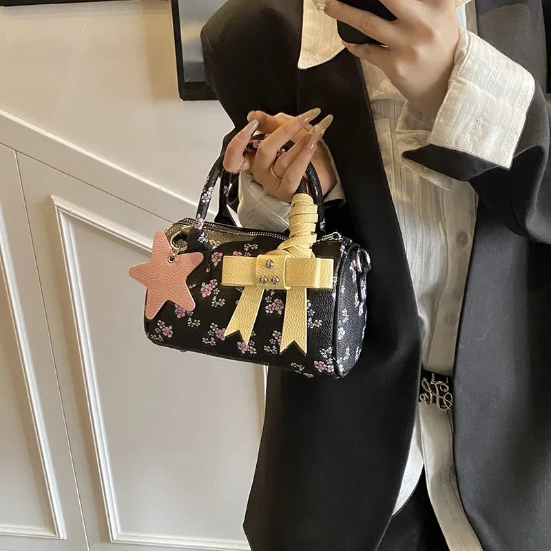 2025 New Sweet Bow Boston Bag Women's Summer New Mini Handbag Single Shoulder Diagonal Cross Bag 
2025 New Sweet Bow Boston Bag Women's Summer New Mini Handbag Single Shoulder Diagonal Cross Bag