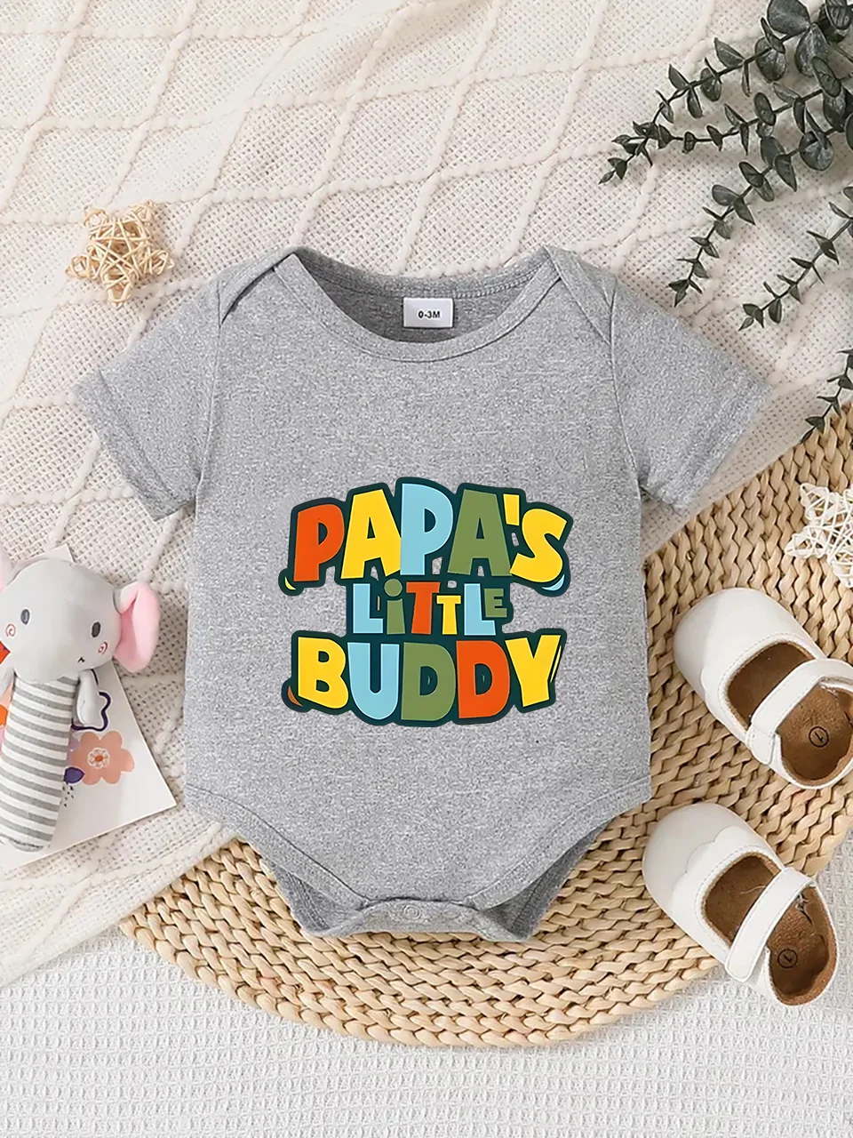 Baby short-sleeved triangle bodysuit, fun letter print, button design, easy to care for, suitable for new parents.
Baby short-sleeved triangle bodysuit, fun letter print, button design, easy to care for, suitable for new parents.
