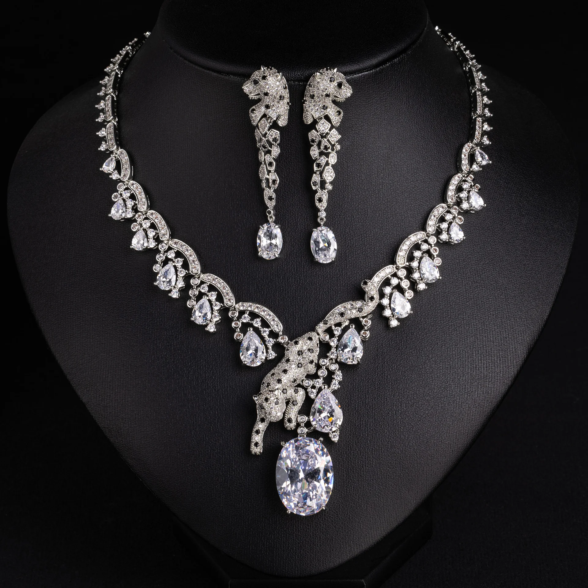 European Fashion Exaggerated Leopard Zircon Jewelry Set Personality Versatile Necklace For Party Evening Dress Women Accessories
European Fashion Exaggerated Leopard Zircon Jewelry Set Personality Versatile Necklace For Party Evening Dress Women Accessories