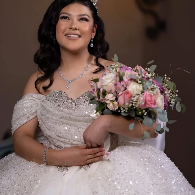 White Quinceanera Dress off-shoulder Lace layering glitter decal Long tail vestidos de 15 Quinceanera Customize
White Quinceanera Dress off-shoulder Lace layering glitter decal Long tail vestidos de 15 Quinceanera Customize