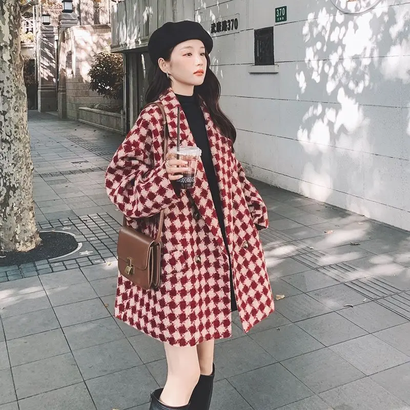 Autumn Winter Vintage Red Plaid Tweed Jacket Blazer Wool Women Loose Lapel Double-breasted Coat Office Lady Design Streetwear
Autumn Winter Vintage Red Plaid Tweed Jacket Blazer Wool Women Loose Lapel Double-breasted Coat Office Lady Design Streetwear