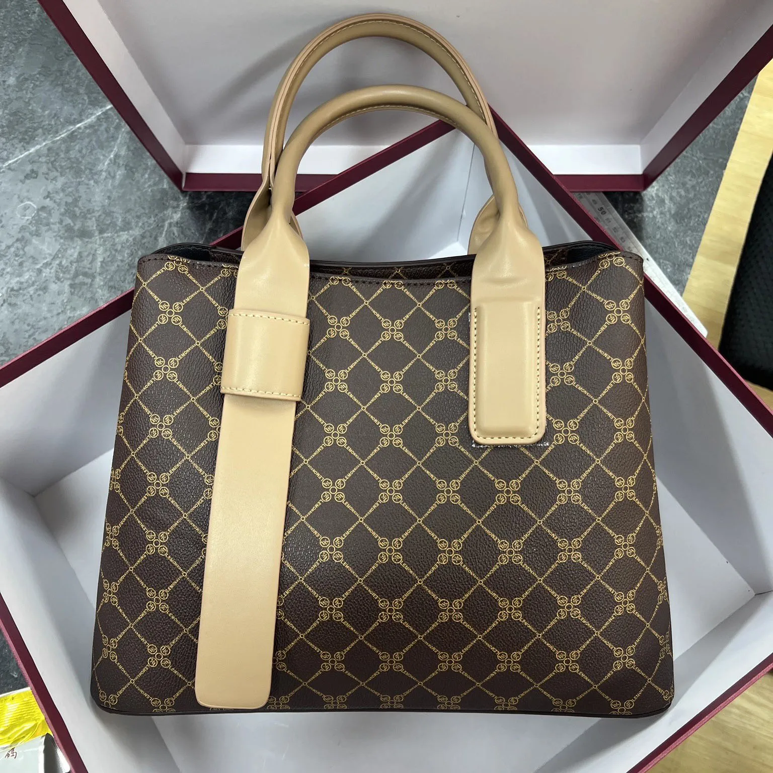 Vintage Floral Pattern, Crossbody & Single-Shoulder Design, Fashionable & High-End Style, Large-Capacity for Commuting Tote Bag
Vintage Floral Pattern, Crossbody & Single-Shoulder Design, Fashionable & High-End Style, Large-Capacity for Commuting Tote Bag