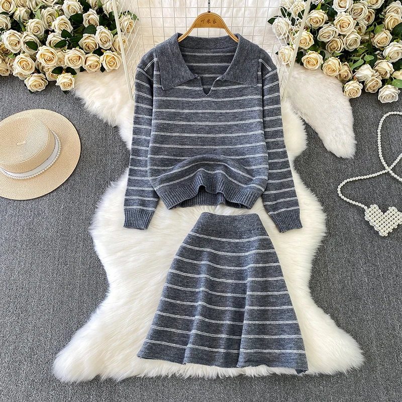 Комплект из двух предметов в студенческом стиле, женский осенне-зимний вязаный топ в полоску с воротником-поло + утягивающая короткая юбка с высокой талией
Комплект из двух предметов в студенческом стиле, женский осенне-зимний вязаный топ в полоску с воротником-поло + утягивающая короткая юбка с высокой талией