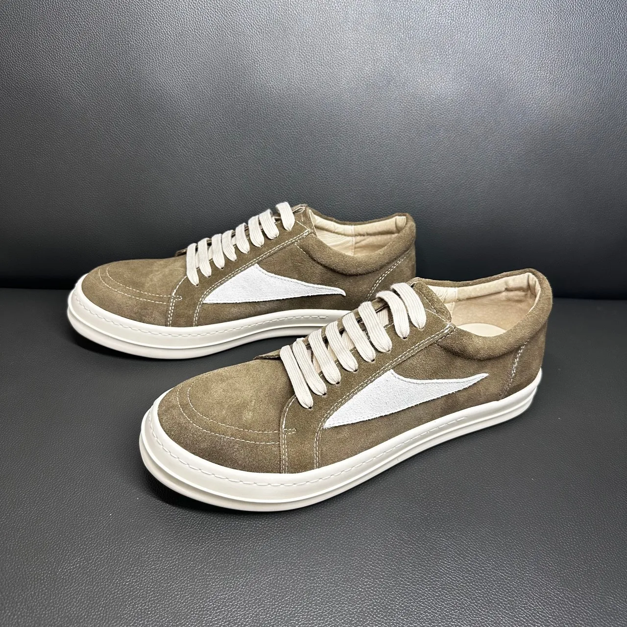 Ro Outdoor Brown Suede Low Top Shoes Leather Sneaker Classic Design Men Shoe Cow Suede Luxury Lace Up Women Casual Sneakers
Ro Outdoor Brown Suede Low Top Shoes Leather Sneaker Classic Design Men Shoe Cow Suede Luxury Lace Up Women Casual Sneakers