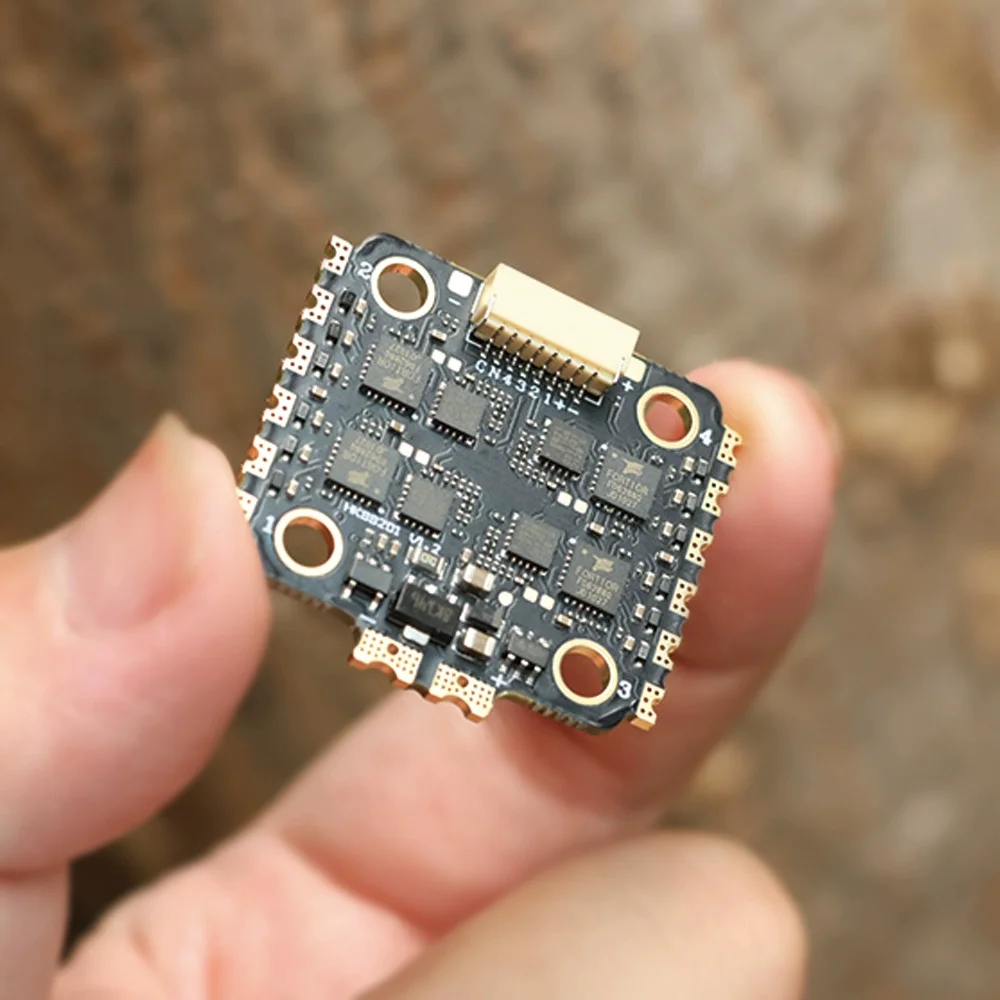 HAKRC BL-S 35A 4-in-1 ESC 20x20mm 2-6S is suitable for 2-3 inch FPV freestyle racing drone
HAKRC BL-S 35A 4-in-1 ESC 20x20mm 2-6S is suitable for 2-3 inch FPV freestyle racing drone