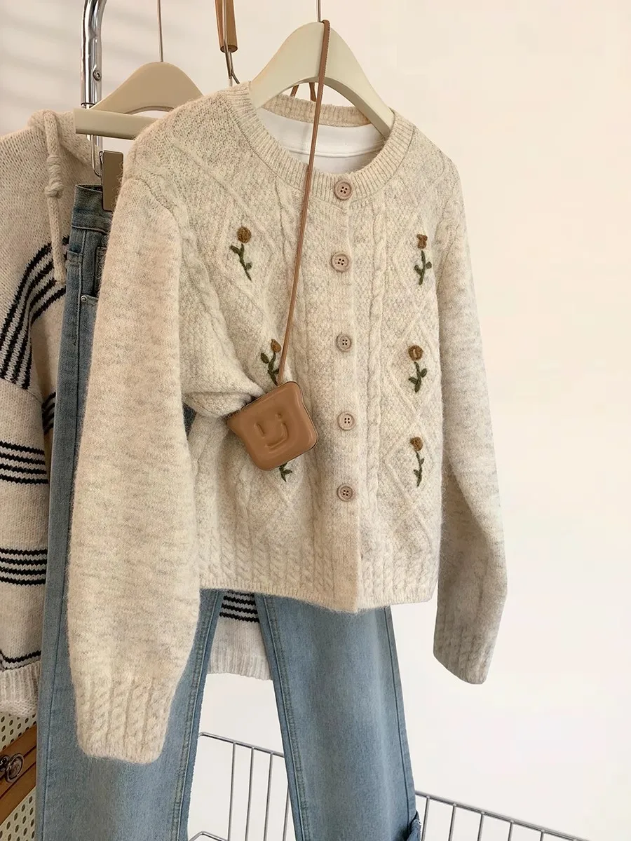 Autumn Winter Women's Knitted Sweater Jaet Thiened Embroidery Sle Open Cardigan Warm Faionable Fem Outerwear
Autumn Winter Women's Knitted Sweater Jaet Thiened Embroidery Sle Open Cardigan Warm Faionable Fem Outerwear