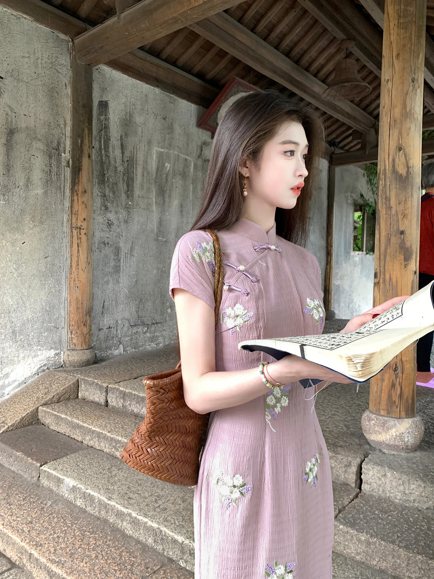 Новое китайское фиолетовое платье с вышивкой цветами, женское, с завышенной талией, воротником-стойкой, летнее, с коротким рукавом, длинное
Новое китайское фиолетовое платье с вышивкой цветами, женское, с завышенной талией, воротником-стойкой, летнее, с коротким рукавом, длинное