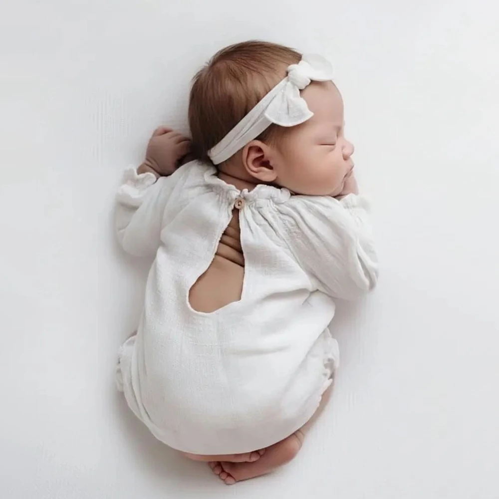 Комплект для фотосессии новорожденных: белый ромпер с длинным рукавом, вырезом на спине и оборками, реквизит для фотосъемки младенцев
Комплект для фотосессии новорожденных: белый ромпер с длинным рукавом, вырезом на спине и оборками, реквизит для фотосъемки младенцев