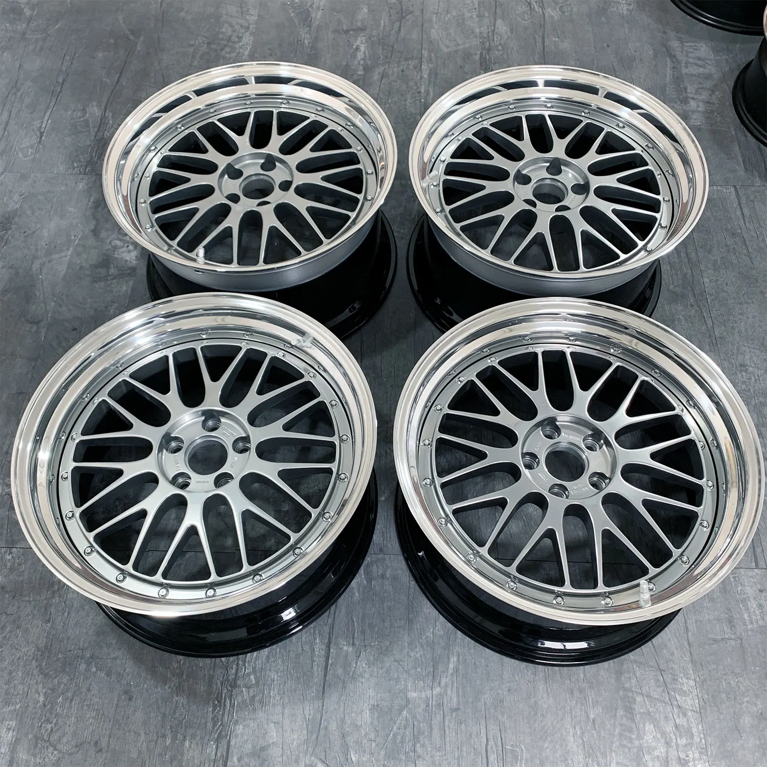 Новые кованые двухсоставные диски Custom Bright 40 мм 4x100 5x112 5x120 5x114.3 класса люкс с индивидуальной кастомизацией
Новые кованые двухсоставные диски Custom Bright 40 мм 4x100 5x112 5x120 5x114.3 класса люкс с индивидуальной кастомизацией