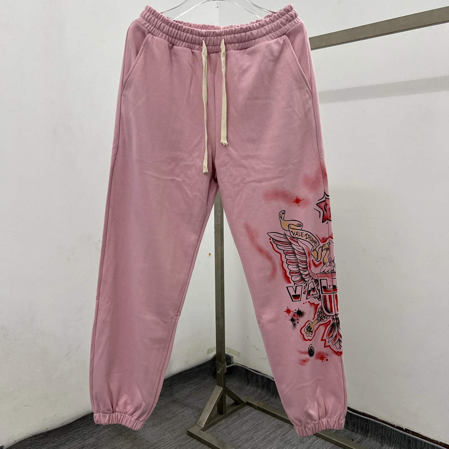 Высококачественные спортивные штаны для пар VForever American Sle с принтом орла Fce, свободные повседневные брюки, осенне-зимние брюки
Высококачественные спортивные штаны для пар VForever American Sle с принтом орла Fce, свободные повседневные брюки, осенне-зимние брюки