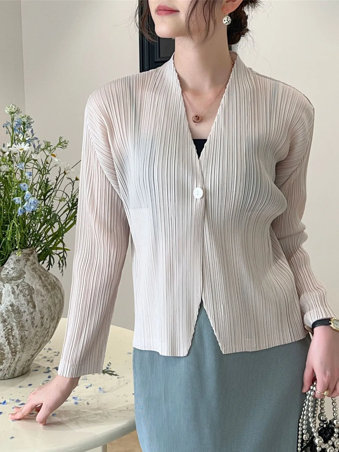 Женский повседневный кардиган свободного кроя однотонного цвета с V-образным вырезом и пуговицами, из полиэстера, универсальный, стильный.
Женский повседневный кардиган свободного кроя однотонного цвета с V-образным вырезом и пуговицами, из полиэстера, универсальный, стильный.