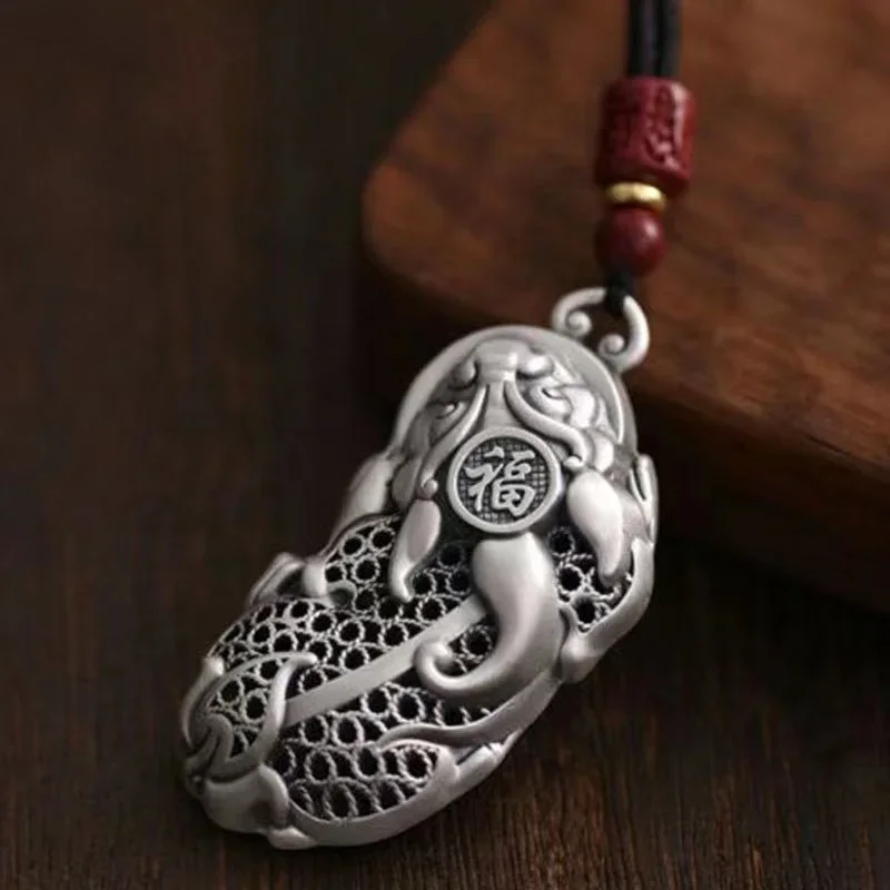 Mai Chuang/Ancient Chinese Tibetan Silver Hollow Retro Filigree Lucky Money Pixiu Necklace Key Pendant Fashion Personalized Gift
Mai Chuang/Ancient Chinese Tibetan Silver Hollow Retro Filigree Lucky Money Pixiu Necklace Key Pendant Fashion Personalized Gift