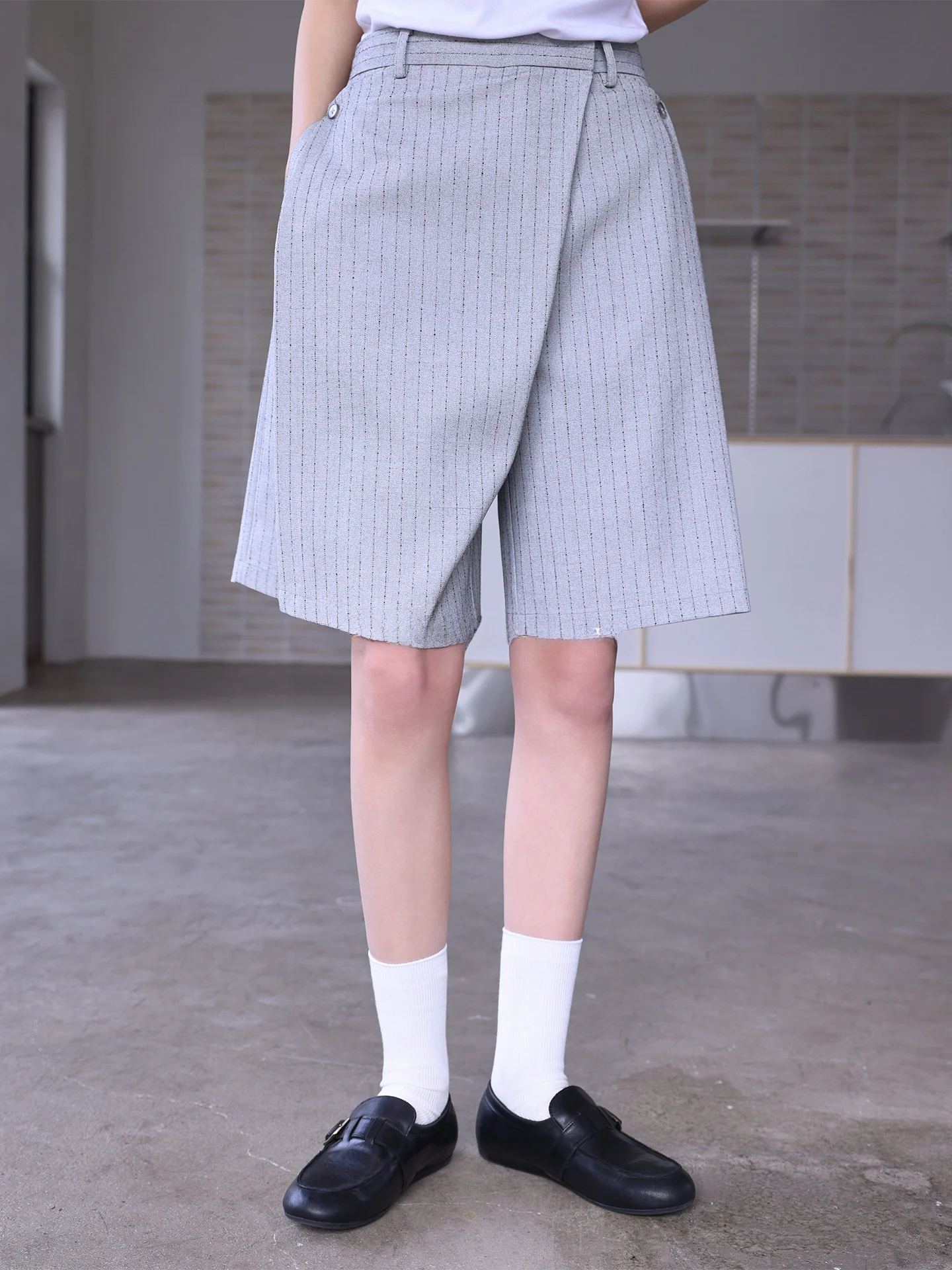 Jieji Zhang Spring Commuter Casual Pants Five-Pointed Pleated Design Wide Leg Striped orts Old Money Sle Ladies Trousers
Jieji Zhang Spring Commuter Casual Pants Five-Pointed Pleated Design Wide Leg Striped orts Old Money Sle Ladies Trousers