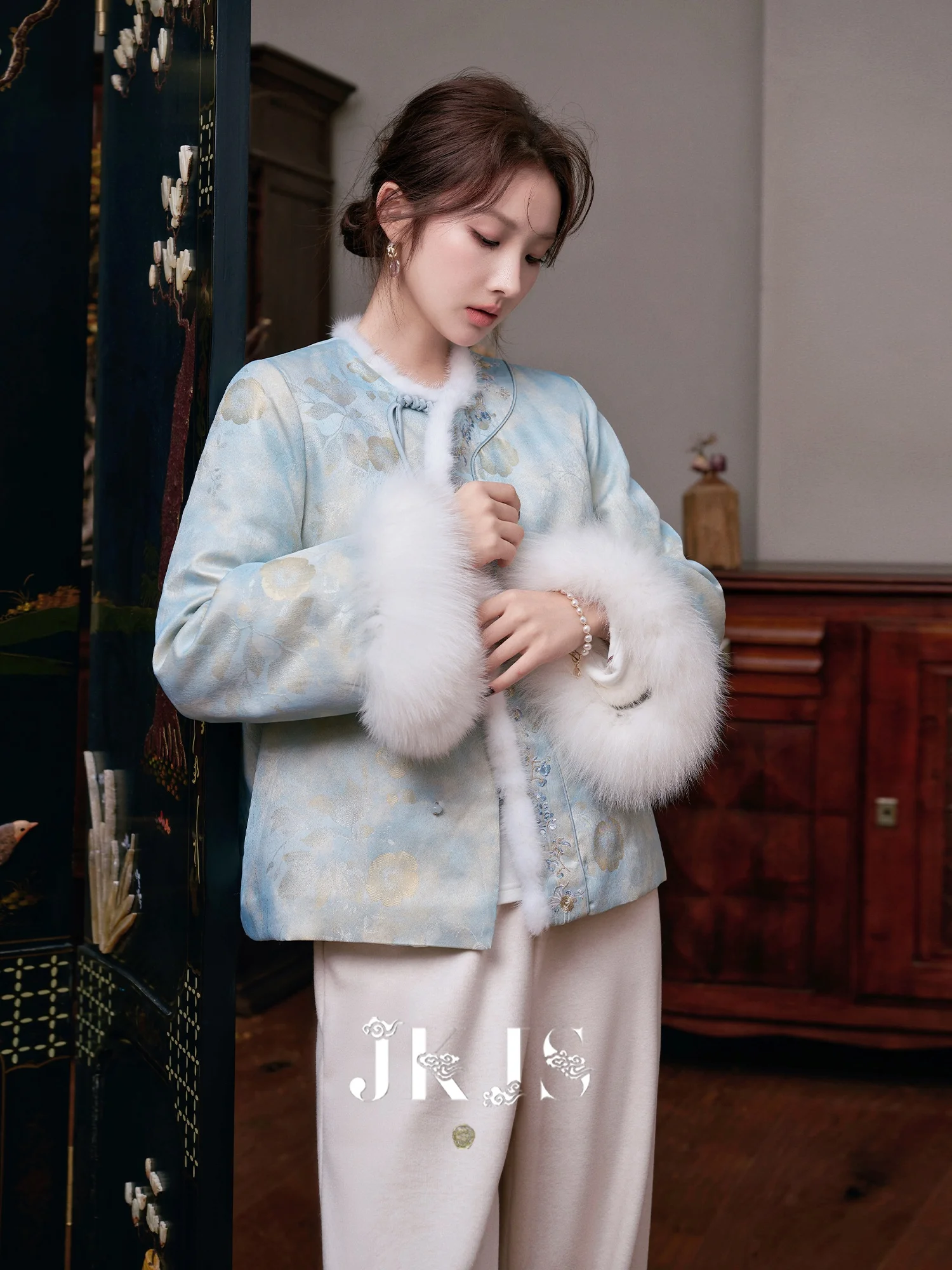 Новое модное женское зимнее шерстяное пальто с меховыми манжетами, вышивкой шелковыми нитями, в китайском стиле, с длинными рукавами и круглым вырезом
Новое модное женское зимнее шерстяное пальто с меховыми манжетами, вышивкой шелковыми нитями, в китайском стиле, с длинными рукавами и круглым вырезом