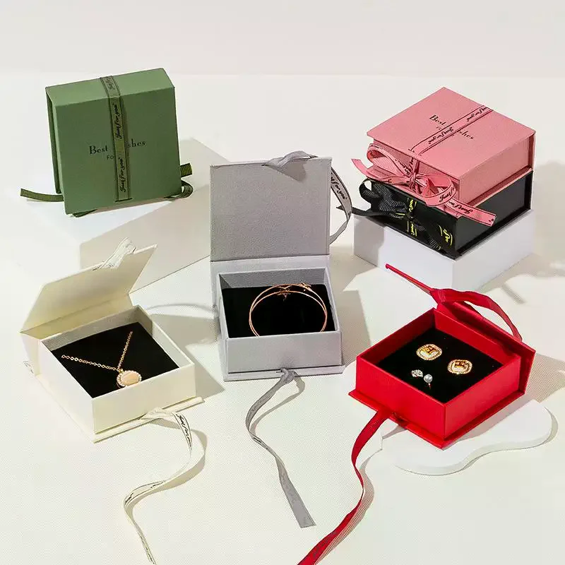 Ribbon Flip Box Cardboard Jewelry Box With Foam Inside Necklace Bracelet Ring Ring Ring Ring Earring Box Gift Packaging Box
Ribbon Flip Box Cardboard Jewelry Box With Foam Inside Necklace Bracelet Ring Ring Ring Ring Earring Box Gift Packaging Box