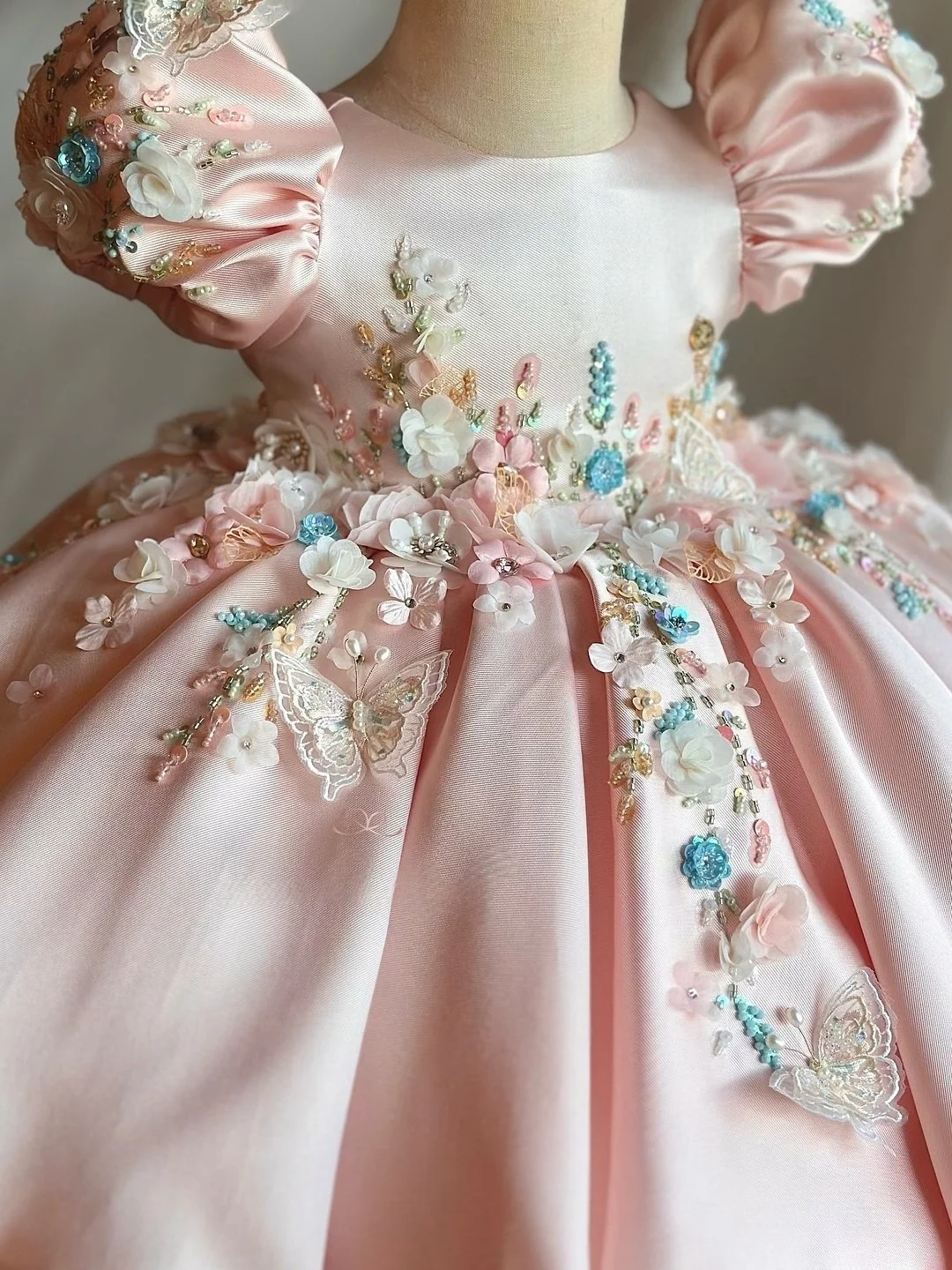 Custom Flower Girl Dress Wedding Gown Birthday Party Pageant Dress 3D Floral Butterfly Beaded Satin Gown For Girls فساتين بنات
Custom Flower Girl Dress Wedding Gown Birthday Party Pageant Dress 3D Floral Butterfly Beaded Satin Gown For Girls فساتين بنات