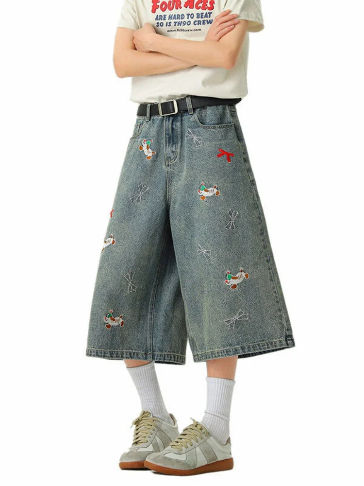 Мужские джинсы-капри с мультяшной вышивкой, свободные, прямого кроя, летние повседневные шорты, американские модные широкие брюки в стиле High Street
Мужские джинсы-капри с мультяшной вышивкой, свободные, прямого кроя, летние повседневные шорты, американские модные широкие брюки в стиле High Street