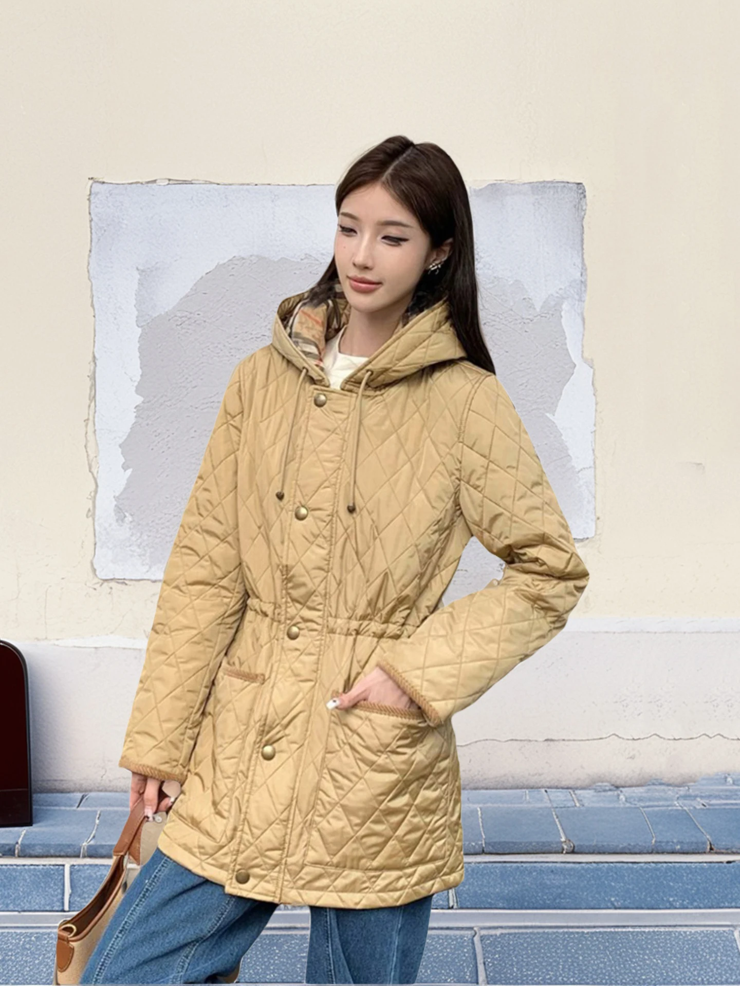 Briti Sle Classic Retro Diamond id Женская однотонная хлопковая куртка миди с капюшоном, осенняя новинка, прямого кроя, для повседневной носки
Briti Sle Classic Retro Diamond id Женская однотонная хлопковая куртка миди с капюшоном, осенняя новинка, прямого кроя, для повседневной носки