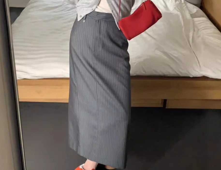 Autumn New High Waisted Versatile Slimming Pocket Contrasting Striped Straight Tube Skirt for Women 
Autumn New High Waisted Versatile Slimming Pocket Contrasting Striped Straight Tube Skirt for Women