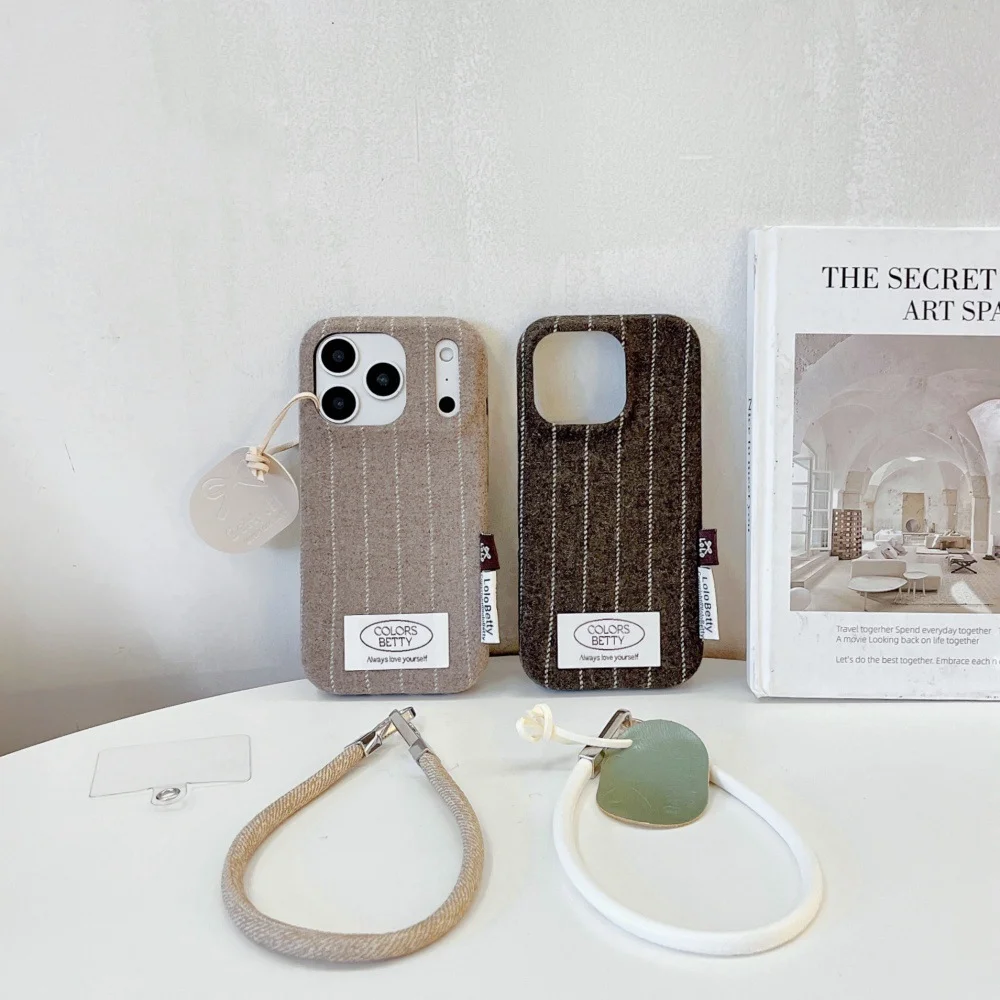 Осенне-зимний плюшевый чехол в полоску в стиле ретро, подходит для iPhone 17promax 16 15pro 14 13, корейский защитный чехол от падения
Осенне-зимний плюшевый чехол в полоску в стиле ретро, подходит для iPhone 17promax 16 15pro 14 13, корейский защитный чехол от падения