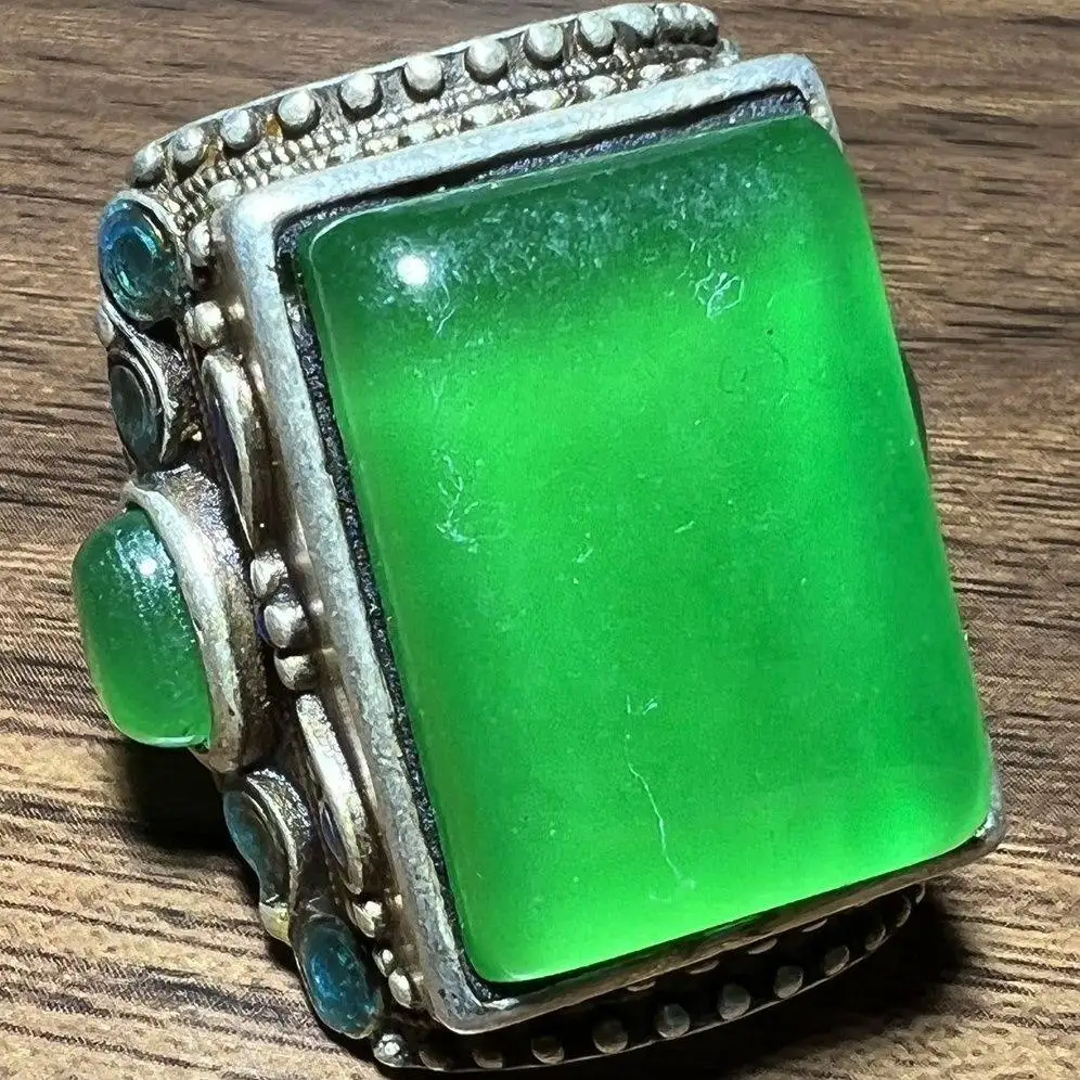 Antique old Tibetan pulp handmade ethnic style old copper silver-plated inlaid green jadeite living mouth painting color ring
Antique old Tibetan pulp handmade ethnic style old copper silver-plated inlaid green jadeite living mouth painting color ring