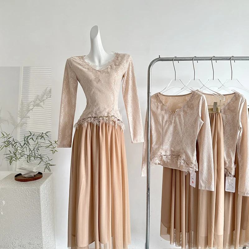 Design sense V-neck lace long sleeved slimming sexy shirt+mesh half skirt women autumn and winter elegant two-piece set
Design sense V-neck lace long sleeved slimming sexy shirt+mesh half skirt women autumn and winter elegant two-piece set