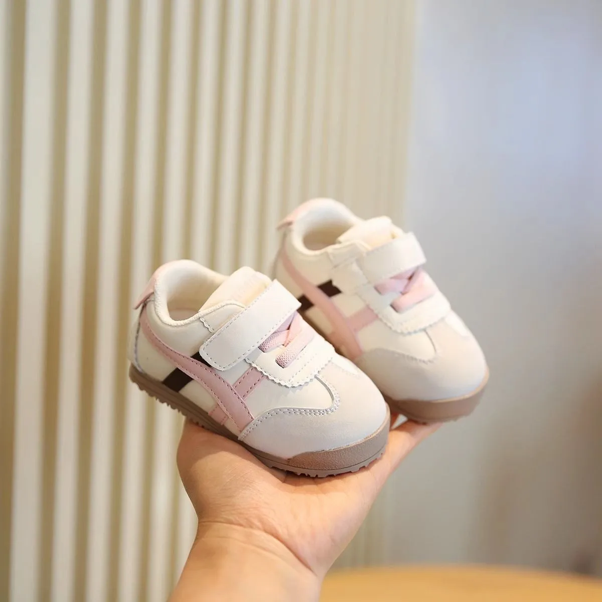 Детская повседневная обувь, обувь для малышей, летняя обувь из искусственной кожи для девочек, противоскользящая обувь на липучке, розовая сетчатая обувь, размер 15-25
Детская повседневная обувь, обувь для малышей, летняя обувь из искусственной кожи для девочек, противоскользящая обувь на липучке, розовая сетчатая обувь, размер 15-25