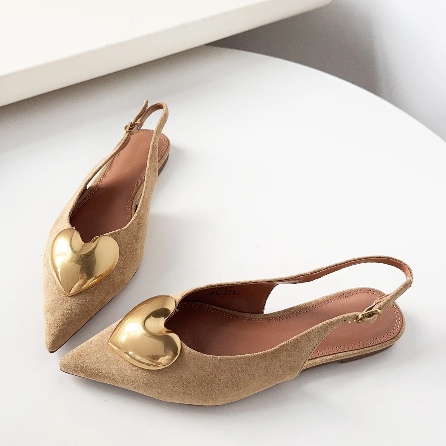 Metallic 3D Heart ape Pointed Toe Flat oes Single oes Korean Sle Low Heel Daily Wear Ultra Thin Leather Interior
Metallic 3D Heart ape Pointed Toe Flat oes Single oes Korean Sle Low Heel Daily Wear Ultra Thin Leather Interior