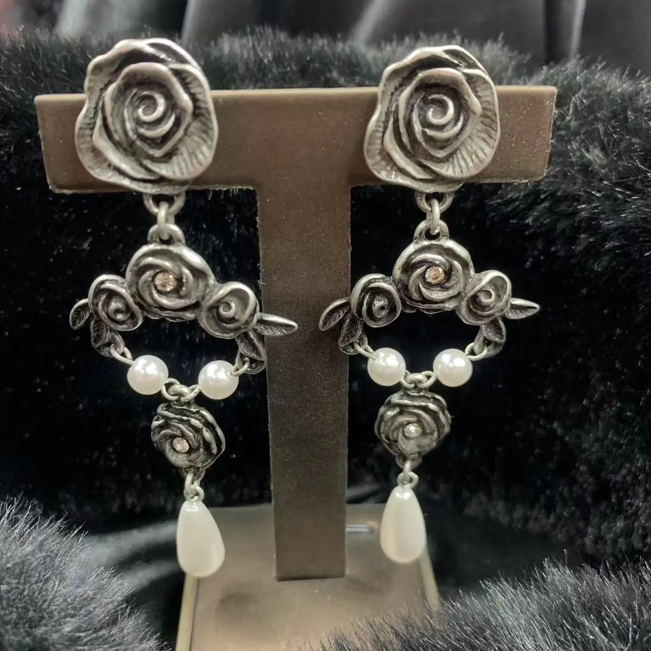Потертые розы с бриллиантами и жемчугом, модный дизайн, простой национальный тренд, элегантные серьги в древнем стиле
Потертые розы с бриллиантами и жемчугом, модный дизайн, простой национальный тренд, элегантные серьги в древнем стиле