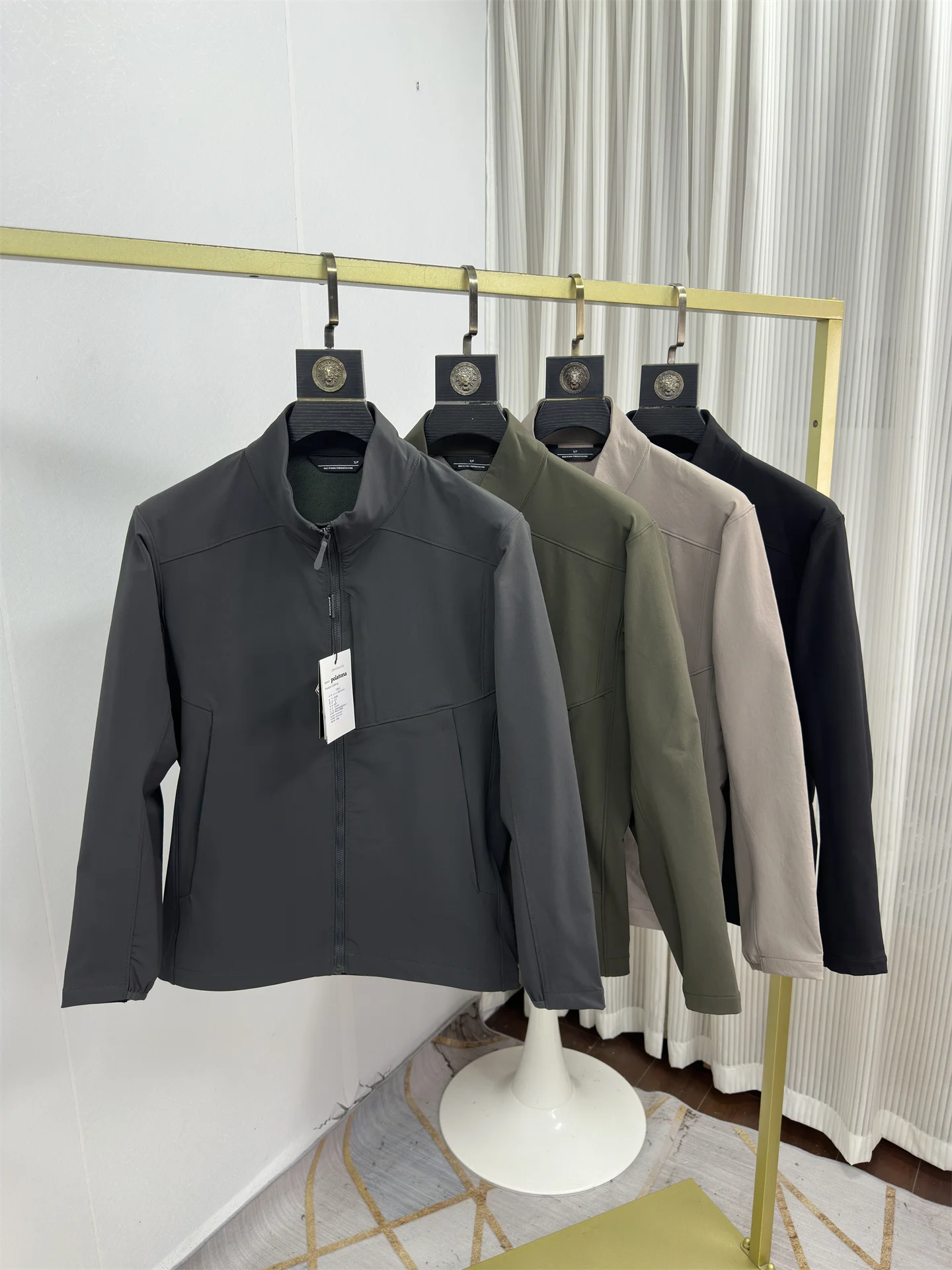 Мужская ветрозащитная водонепроницаемая куртка для активного отдыха с воротником-стойкой, на молнии, с длинными рукавами, повседневная
Мужская ветрозащитная водонепроницаемая куртка для активного отдыха с воротником-стойкой, на молнии, с длинными рукавами, повседневная