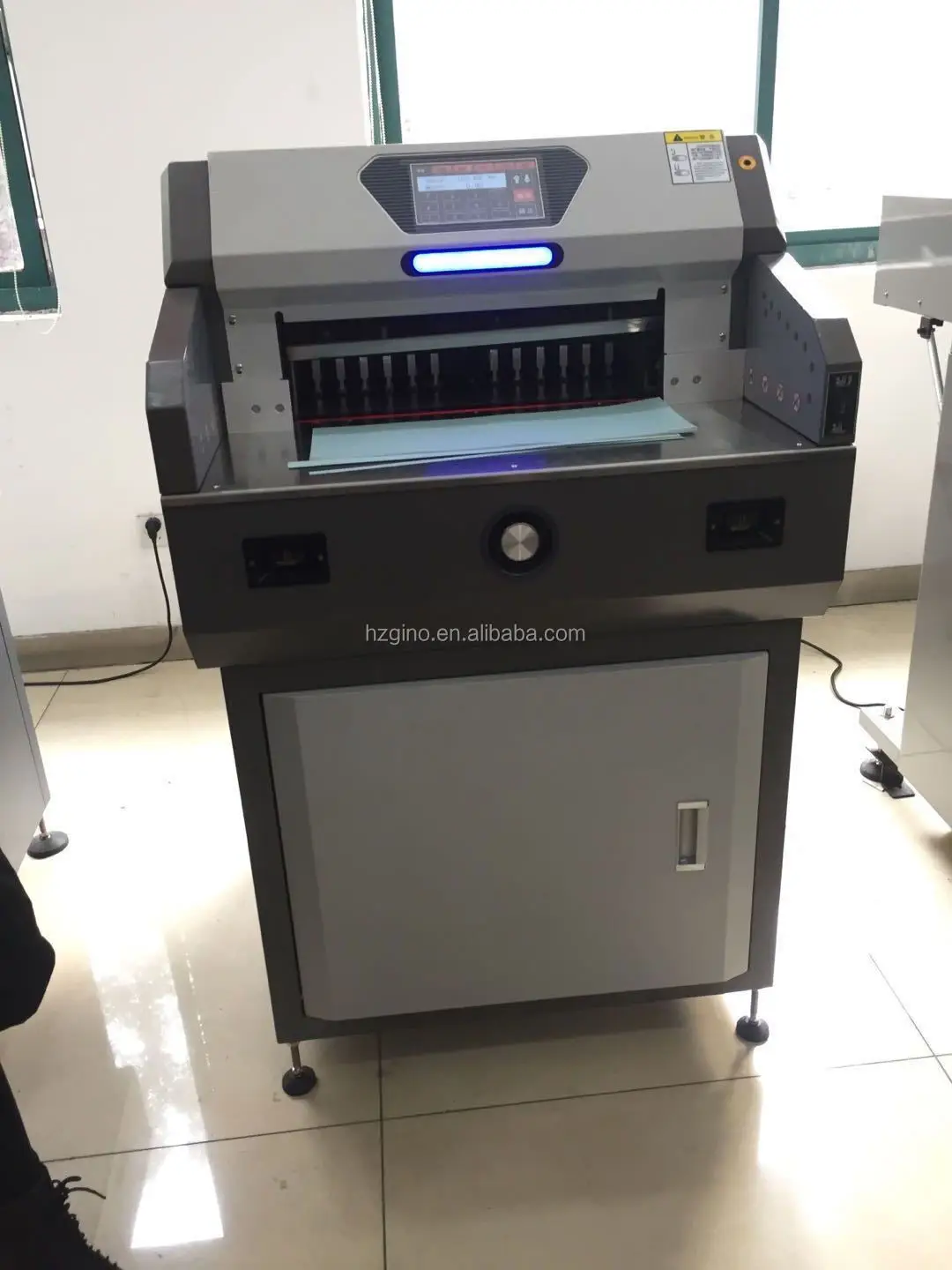 E4608T New 460mm 18'' Electric LCD Program Guillotine Heavy Paper Cutter Cutting Machine With 80mm Cutting Thickness 
E4608T New 460mm 18'' Electric LCD Program Guillotine Heavy Paper Cutter Cutting Machine With 80mm Cutting Thickness