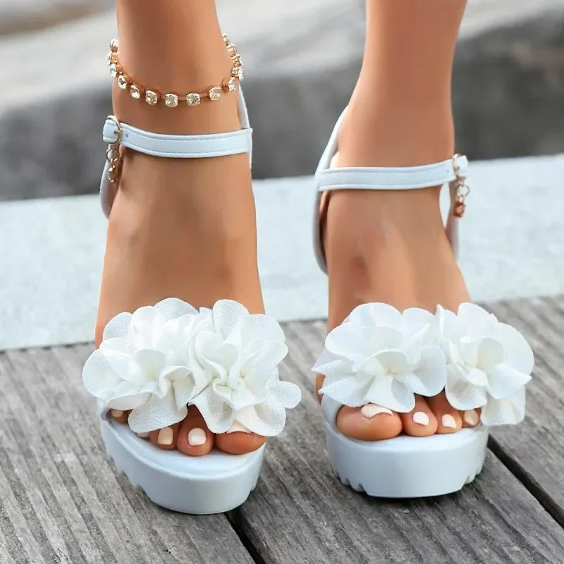 2025 Summer Plus Size Women's Platform Sandals Outdoor Floral High Chunky Heels Buckle Strap Sandals for Versatile Party Dress
2025 Summer Plus Size Women's Platform Sandals Outdoor Floral High Chunky Heels Buckle Strap Sandals for Versatile Party Dress
