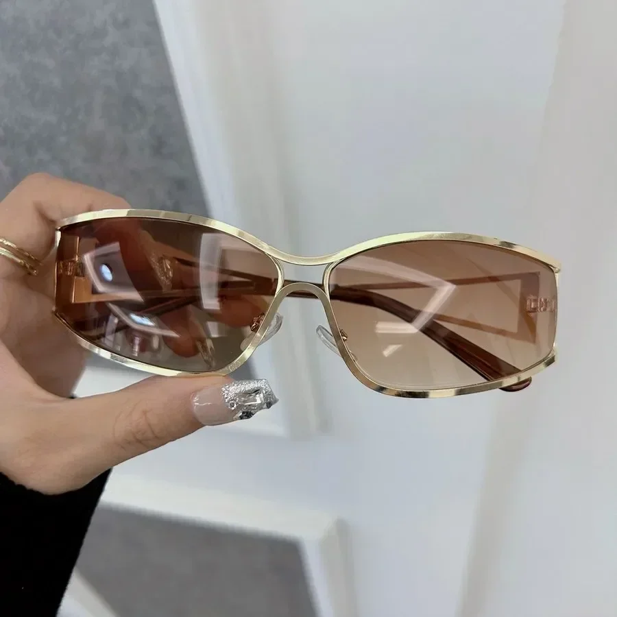 Сексуальные квадратные дизайнерские солнцезащитные очки для женщин и мужчин в металлической оправе, индивидуальные солнцезащитные очки для женщин и мужчин, модные брендовые очки Óculos De Sol
Сексуальные квадратные дизайнерские солнцезащитные очки для женщин и мужчин в металлической оправе, индивидуальные солнцезащитные очки для женщин и мужчин, модные брендовые очки Óculos De Sol