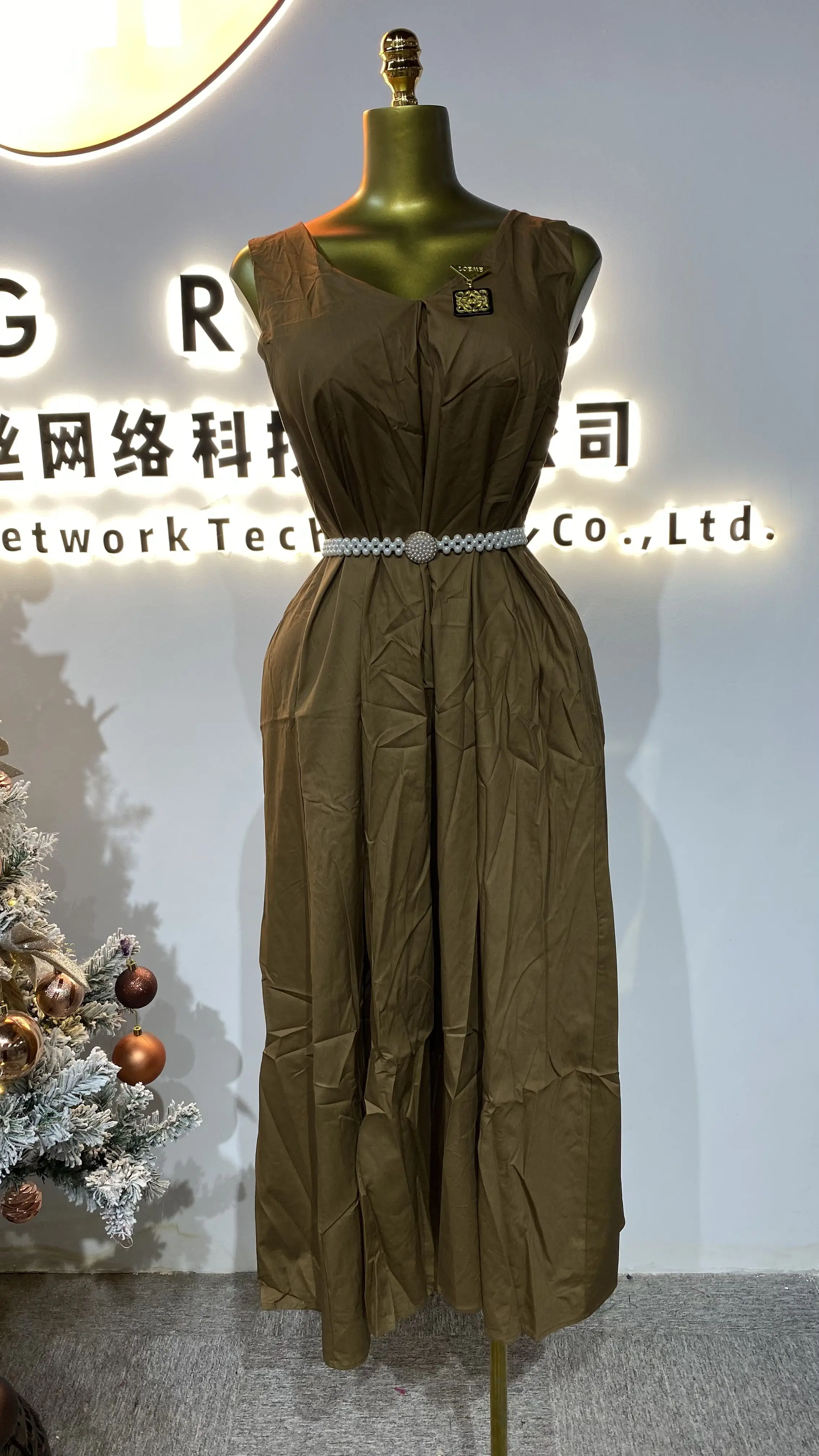 2025 summer new design solid embroidery hollow lapel short sleeve women's clothing-GZMM175
2025 summer new design solid embroidery hollow lapel short sleeve women's clothing-GZMM175