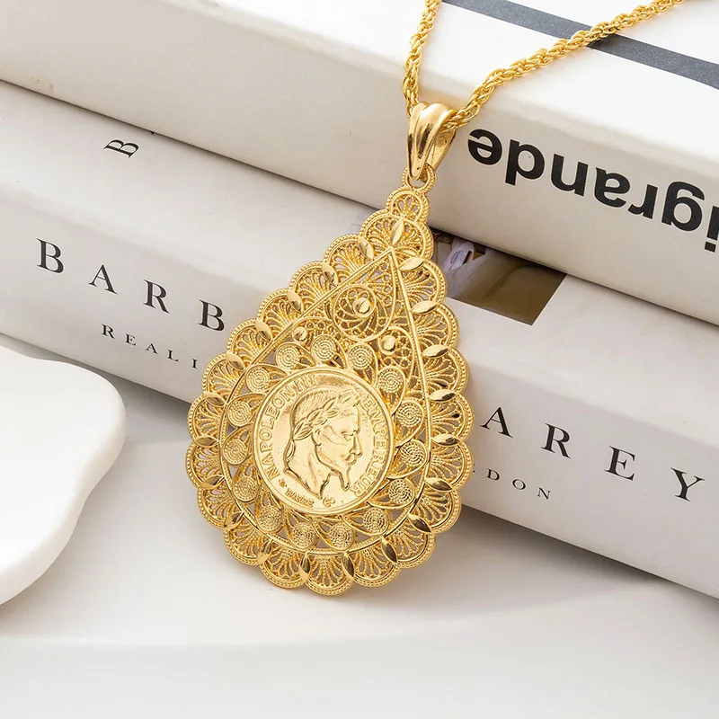 Дизайнерское ожерелье-амулет: альжирское металлическое ожерелье, марокканское украшение Фатима, французское ожерелье с монетой, изысканное.
Дизайнерское ожерелье-амулет: альжирское металлическое ожерелье, марокканское украшение Фатима, французское ожерелье с монетой, изысканное.