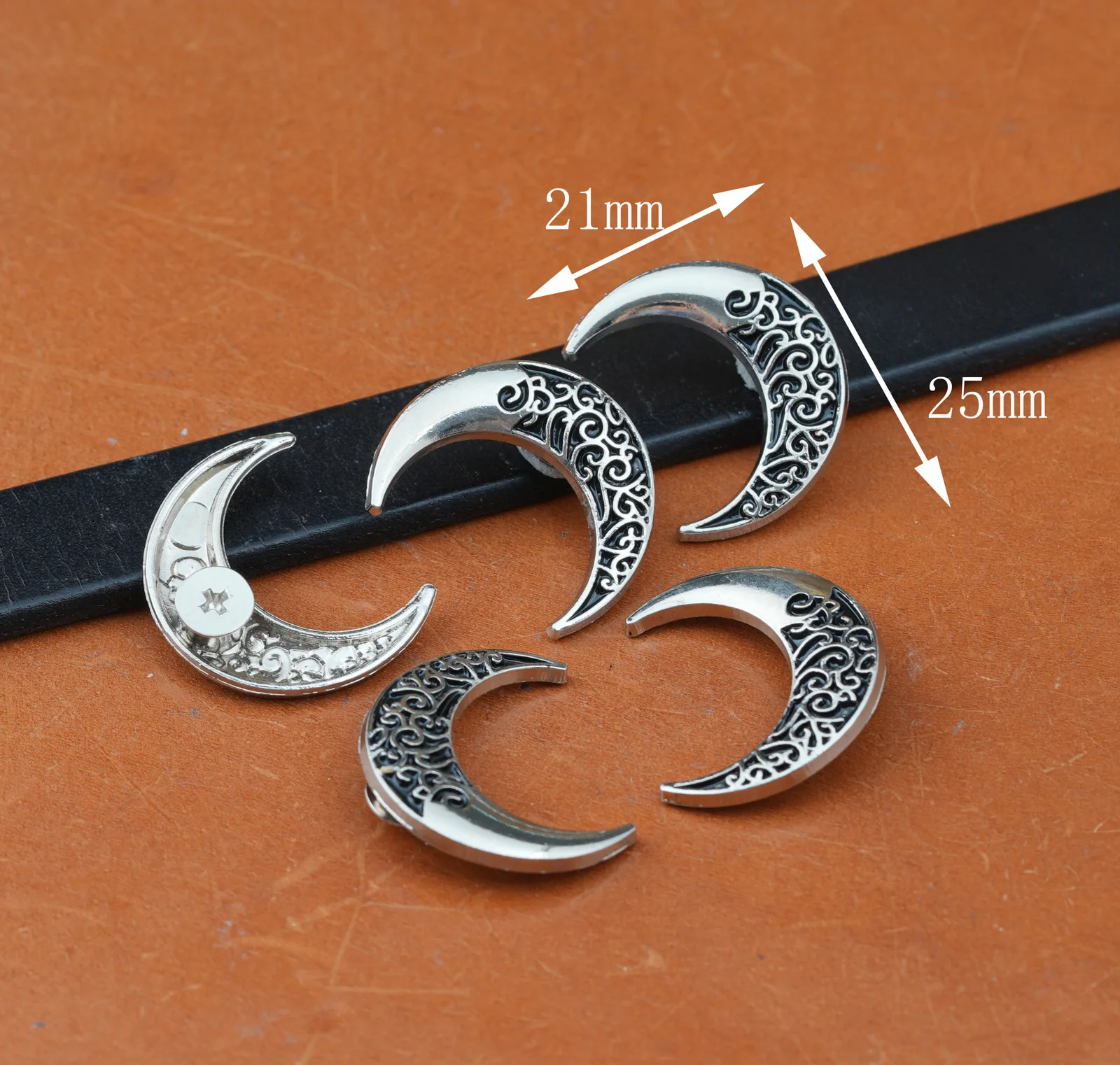 10Pcs Silver Filigree Crescent Moon Charms Flower Texture Belt Leathercraft Handbag Wallet Project Accessories Conchos Screwback
10Pcs Silver Filigree Crescent Moon Charms Flower Texture Belt Leathercraft Handbag Wallet Project Accessories Conchos Screwback
