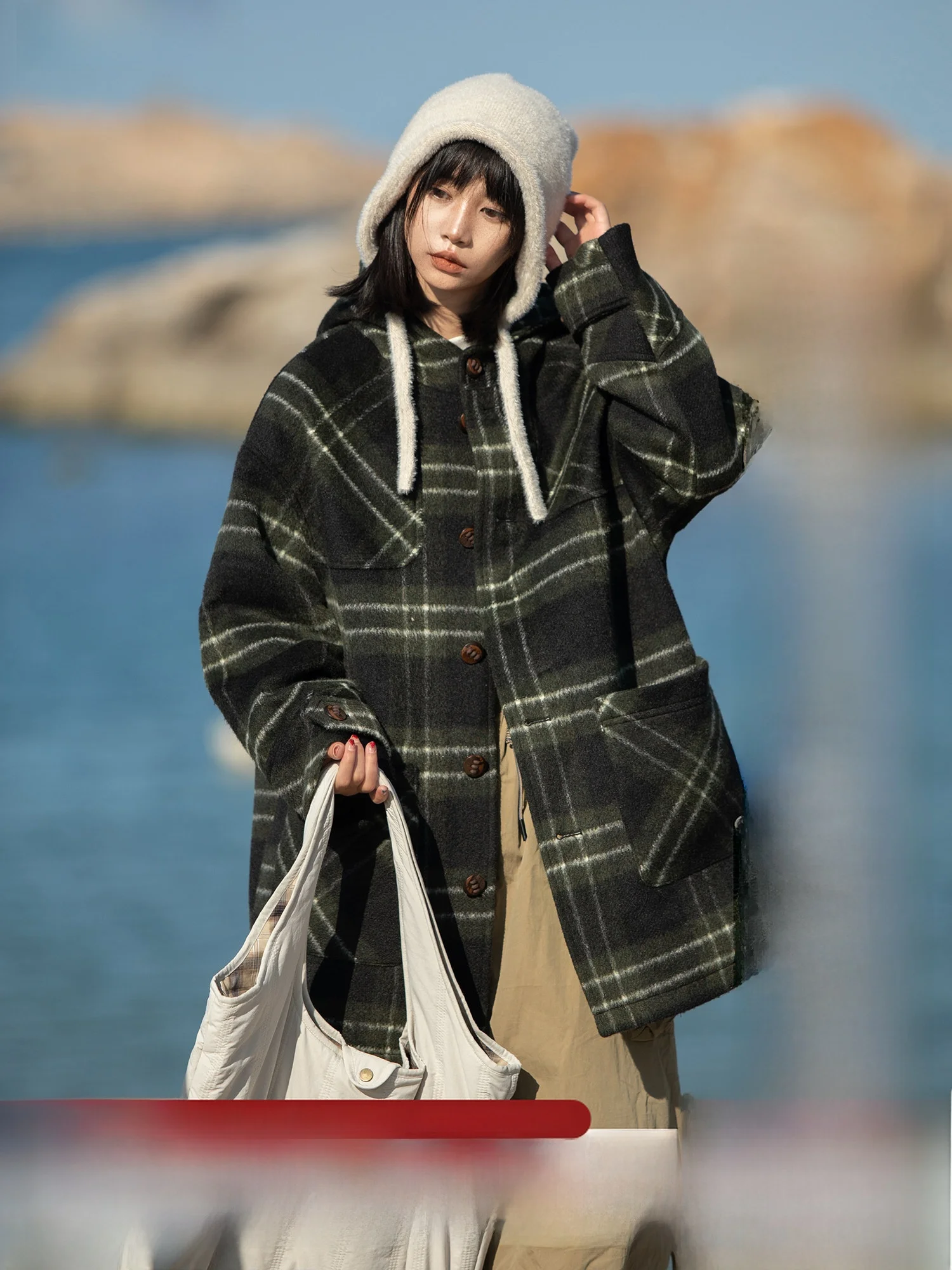 Saoe Cisas клетчатое шерстяное пальто свободного покроя с капюшоном средней длины Street Sle женская модная зимняя верхняя одежда бренда ZYNHZ
Saoe Cisas клетчатое шерстяное пальто свободного покроя с капюшоном средней длины Street Sle женская модная зимняя верхняя одежда бренда ZYNHZ