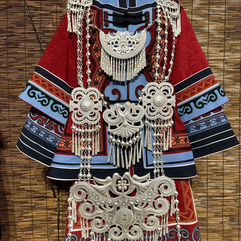 Liangshan Yi hand-embroidered new clothing, minority three-piece dance wedding photo travel photography
Liangshan Yi hand-embroidered new clothing, minority three-piece dance wedding photo travel photography