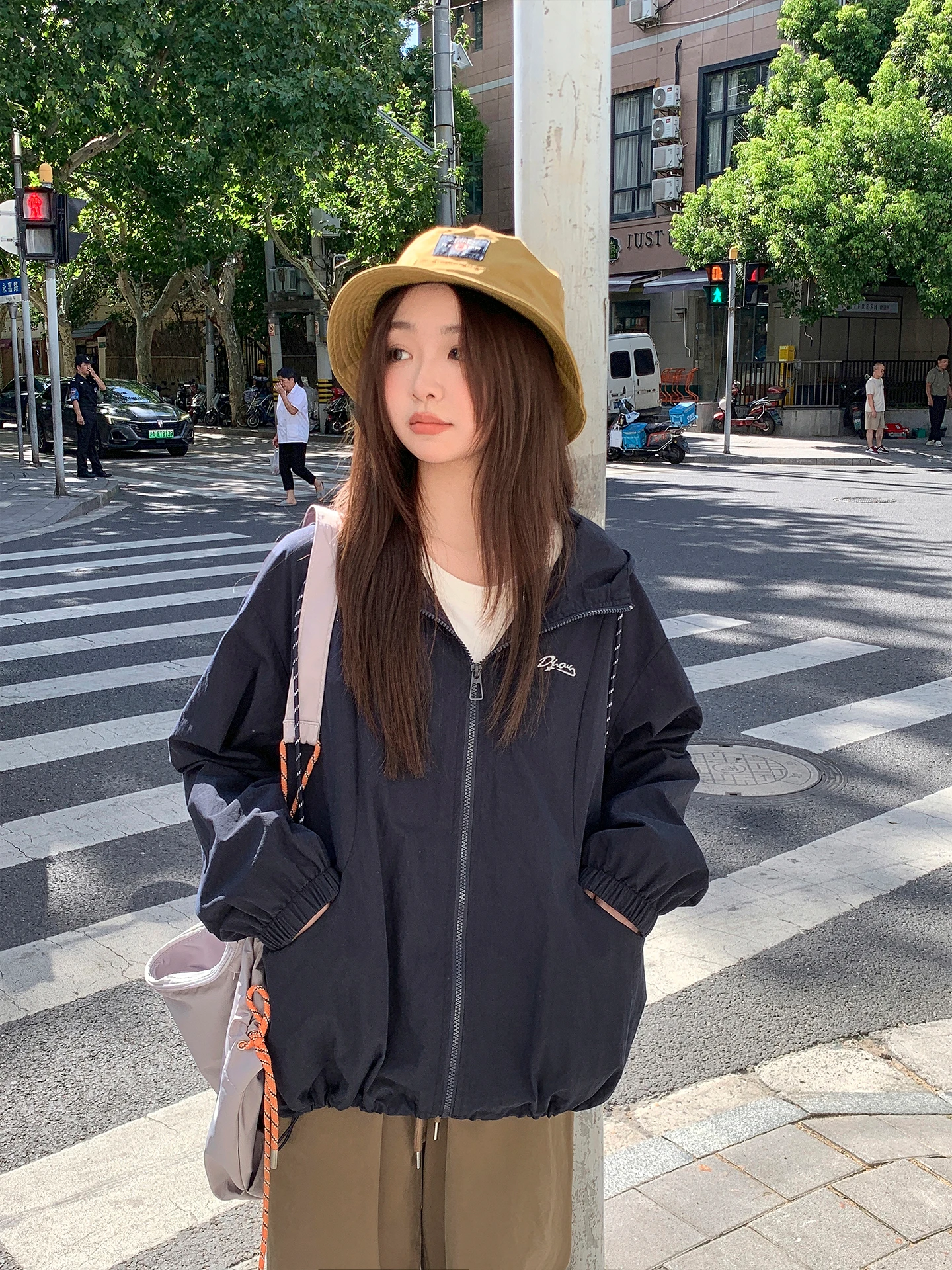 Модная теплая повседневная куртка с капюшоном для женщин, осенняя коллекция 2025, свободного кроя, с молнией, для отдыха
Модная теплая повседневная куртка с капюшоном для женщин, осенняя коллекция 2025, свободного кроя, с молнией, для отдыха