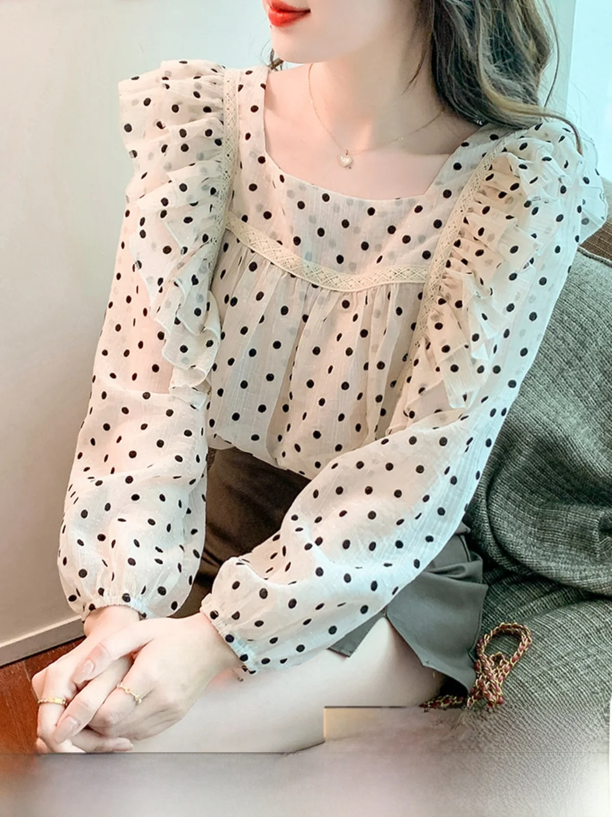 Fashionable Polka Dot Long Sleeve Women's Chiffon Shirt Spring Autumn Base Layer Top Trendy Korean Style Loose Fit Blouse
Fashionable Polka Dot Long Sleeve Women's Chiffon Shirt Spring Autumn Base Layer Top Trendy Korean Style Loose Fit Blouse
